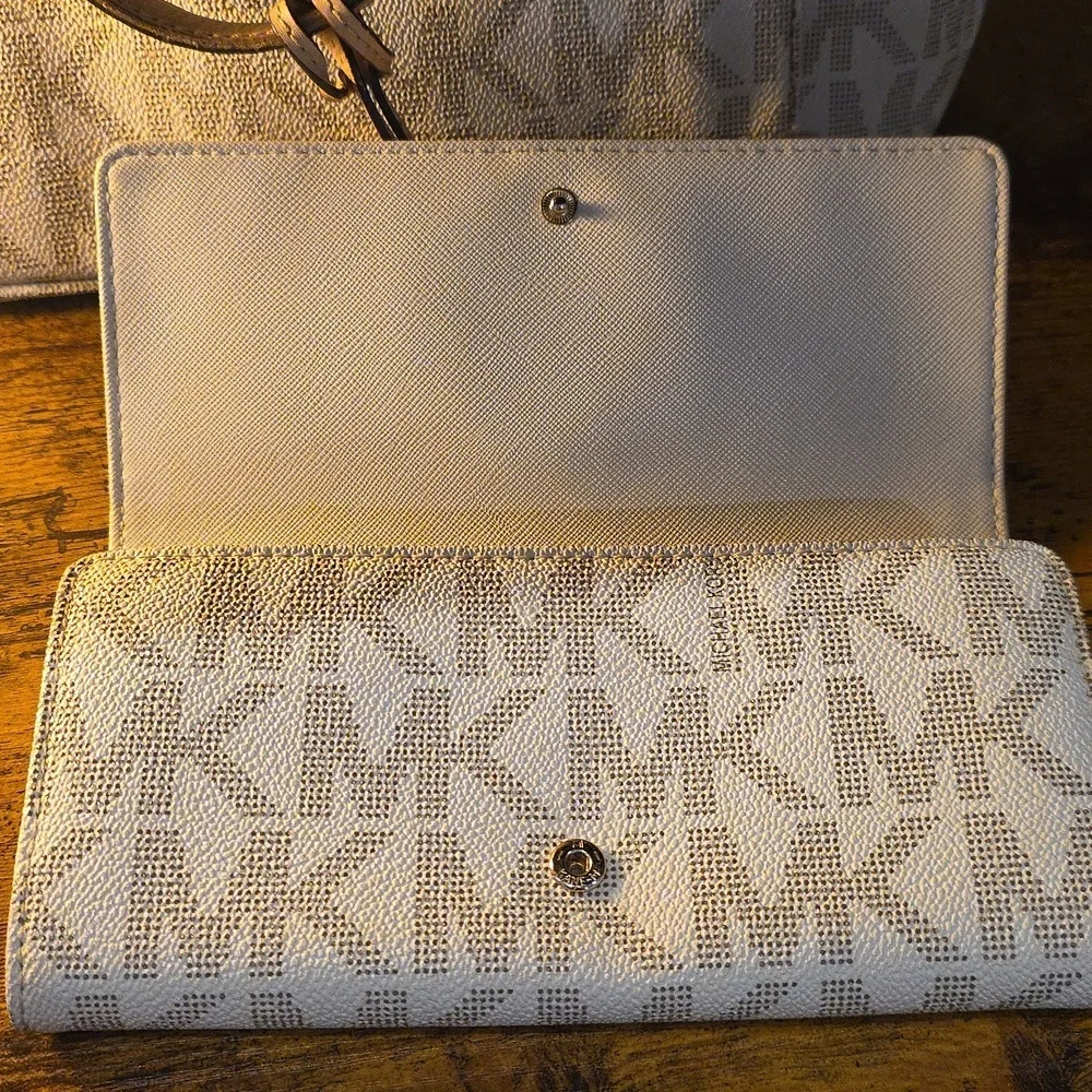 Michael Kors Tote and Wallet Set 2pc Like New!!
